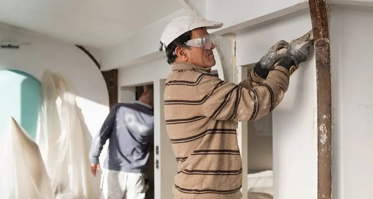 Artisans au travail, préparation avant peinture. Estimation du sablage prix au m2 pour un rendu impeccable.