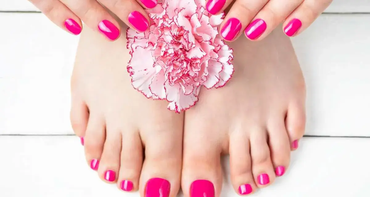 Mani e piedi curati con smalto fucsia brillante, un tocco di stile per sapere come abbinare lo smalto ai vestiti.