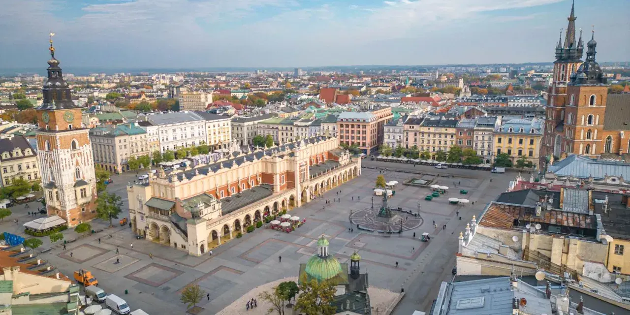 Rynek Główny w Krakowie, Sukiennice, Kościół Mariacki i Wieża Ratuszowa – to główne atrakcje Krakowa i okolice, które warto zobaczyć.