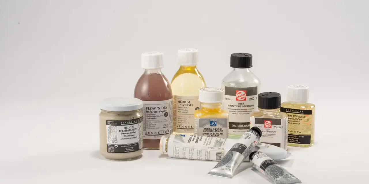 Tubes de peinture à l'huile Sennelier et Talens, ainsi que divers médiums pour un tuto peinture à l'huile.