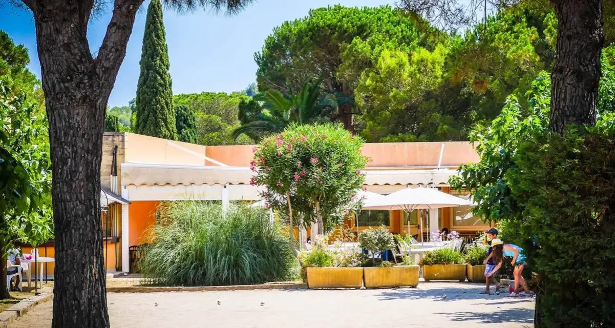 La grande bastide au Lavandou : avis sur ce lieu de vacances ensoleillé avec terrain de pétanque et restaurant.