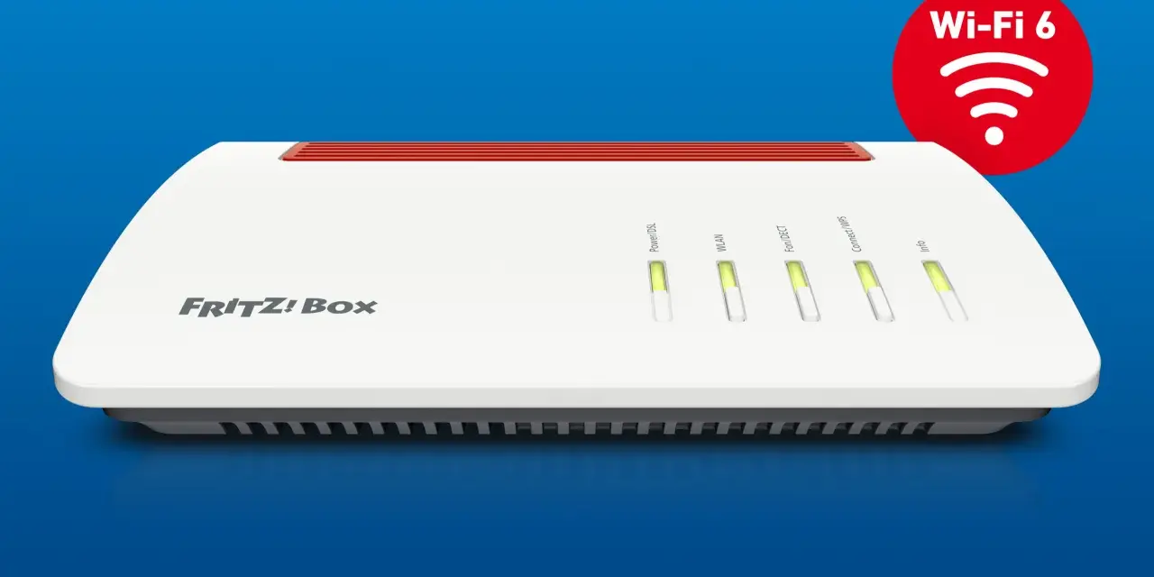 FRITZ! Box 7590 mit leuchtenden LEDs. Das rote Wi-Fi 6 Symbol signalisiert die Aktivierung des schnellen WLAN-Standards.
