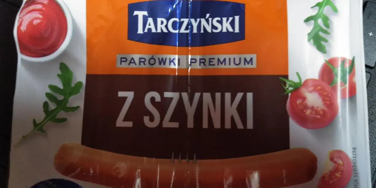 Parówki Tarczyński z szynki, premium, z pomidorami i rukolą. Idealne na szybki posiłek.