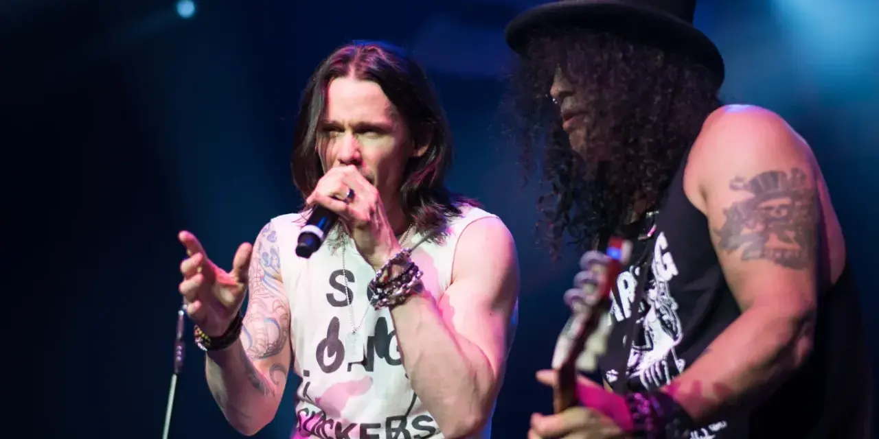 Slash i Myles Kennedy na scenie, rockmani w akcji.
