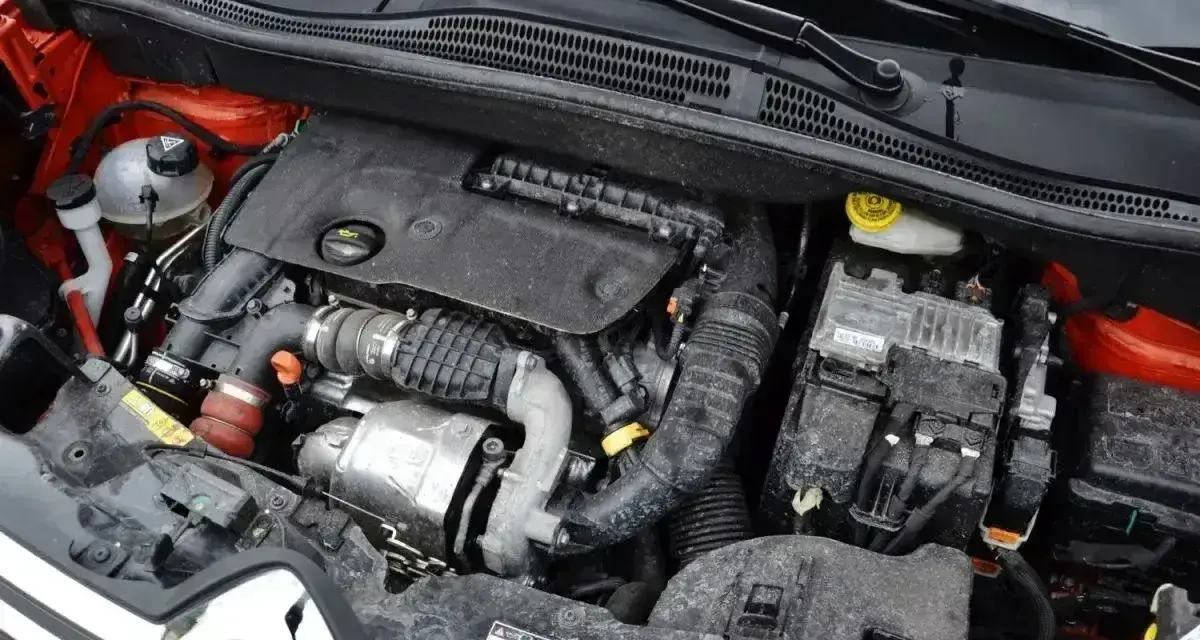 Silnik HDI w samochodzie. Co to znaczy? To serce pojazdu, pełne przewodów i mechanizmów.
