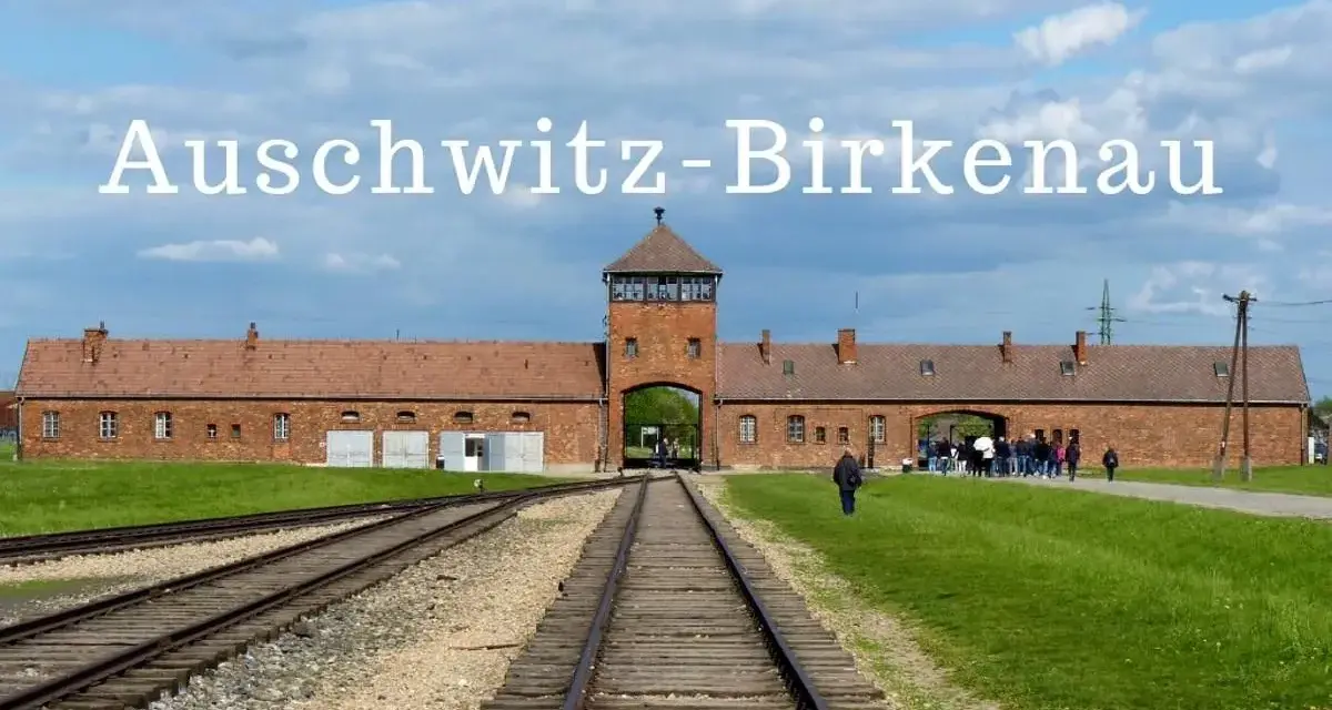 Brama wjazdowa do Auschwitz-Birkenau. Kolejowe tory prowadzą do miejsca pamięci. Brak cennika, tylko historia.