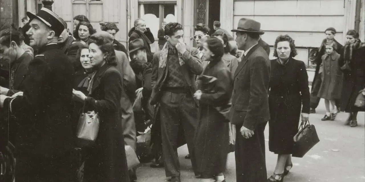 Une foule se presse devant "Union Vinicole" et "Coiffeur". L'atmosphère est tendue, évoquant la rafle du billet vert.