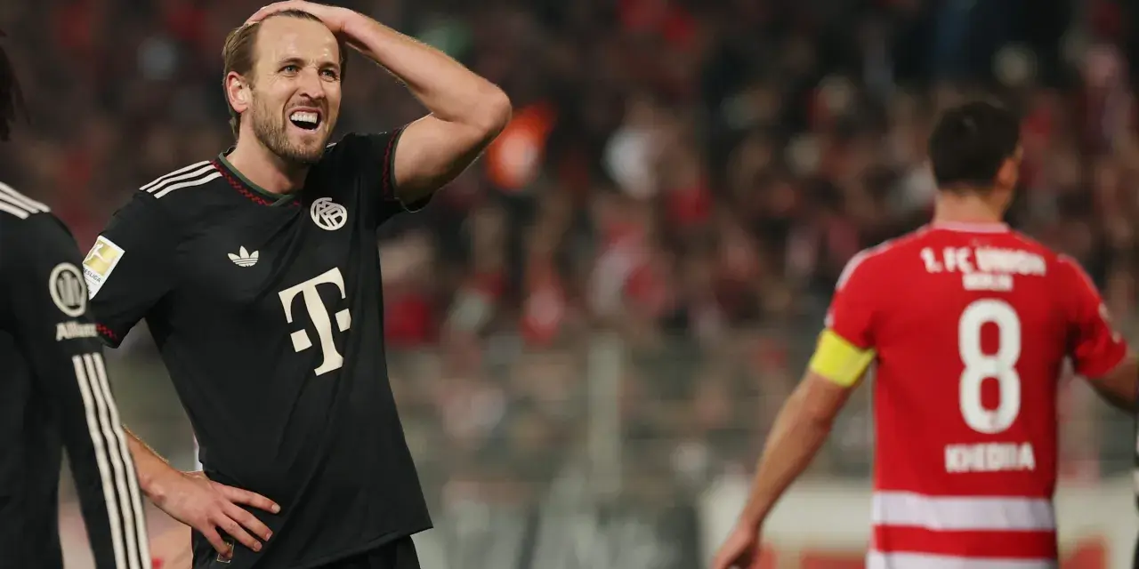 Piłkarz Bayernu w czarnej koszulce z T na piersi, z ręką na głowie, w meczu przeciwko Union Berlin.
