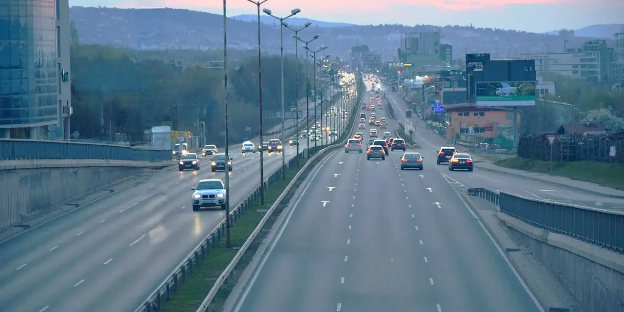 Czym się różni autostrada od drogi ekspresowej? Kluczowe różnice