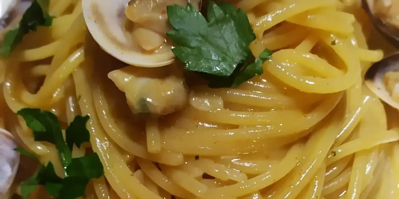 Spaghetti alle vongole cremosi come al ristorante, un piatto ricco e saporito con vongole fresche e prezzemolo.