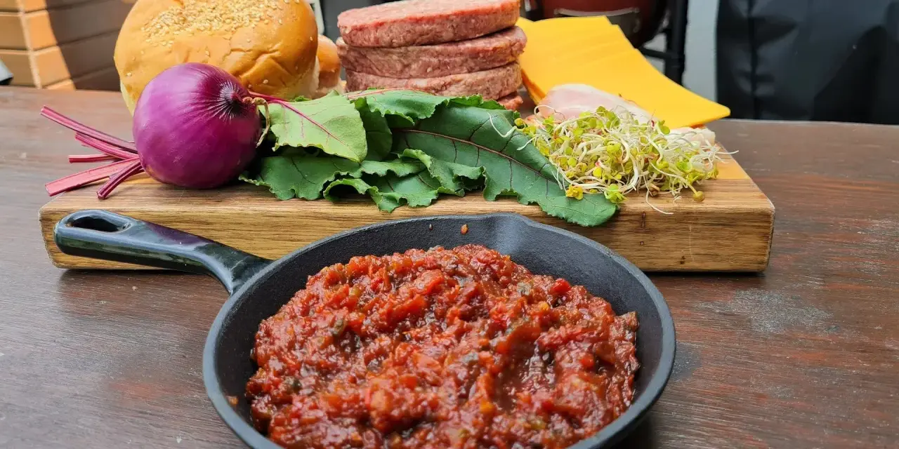 Sos BBQ z whiskey: Przepis na burgera marzeń? Zrób go sam!