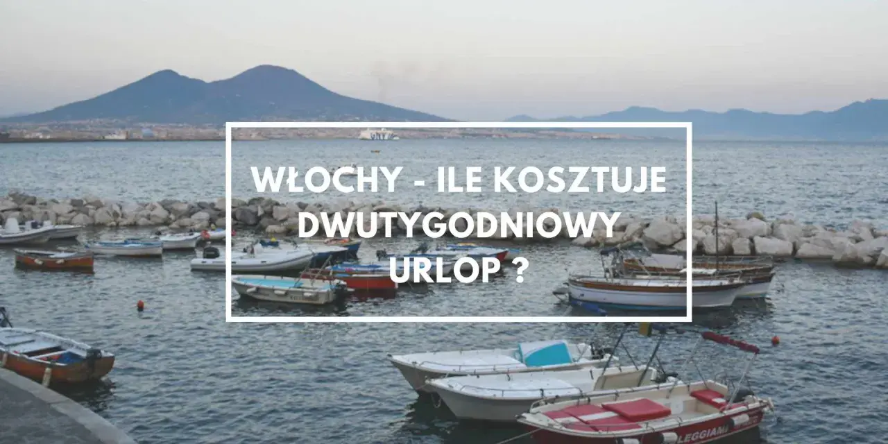 Włochy - ile kosztuje dwutygodniowy urlop? Widok na zatokę z łodziami i wulkanem w tle.