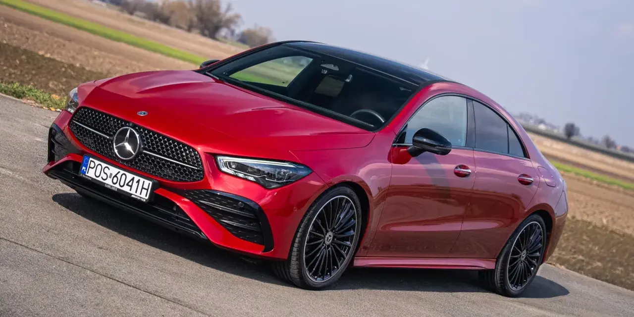 Czerwony Mercedes CLA na drodze, z widocznymi detalami, które mogą sugerować potencjalne mercedes cla awarie i problemy.