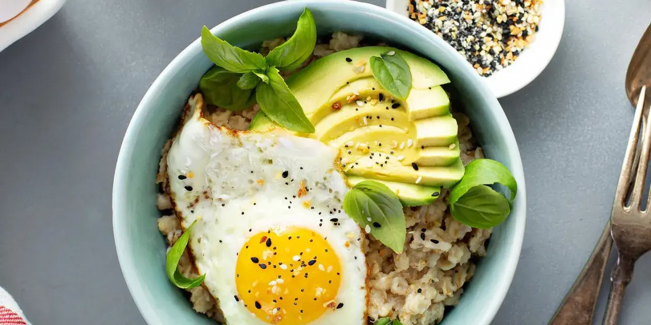 Herzhaftes Frühstück: Haferflocken mit Spiegelei, Avocado und Basilikum. Tolle Haferflocken Rezepte für einen energiegeladenen Start!