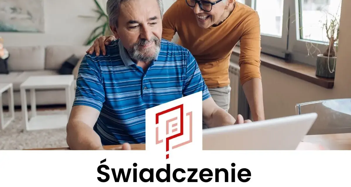 Para starsza sprawdza, ile wynosi zasiłek przedemerytalny, korzystając z laptopa.