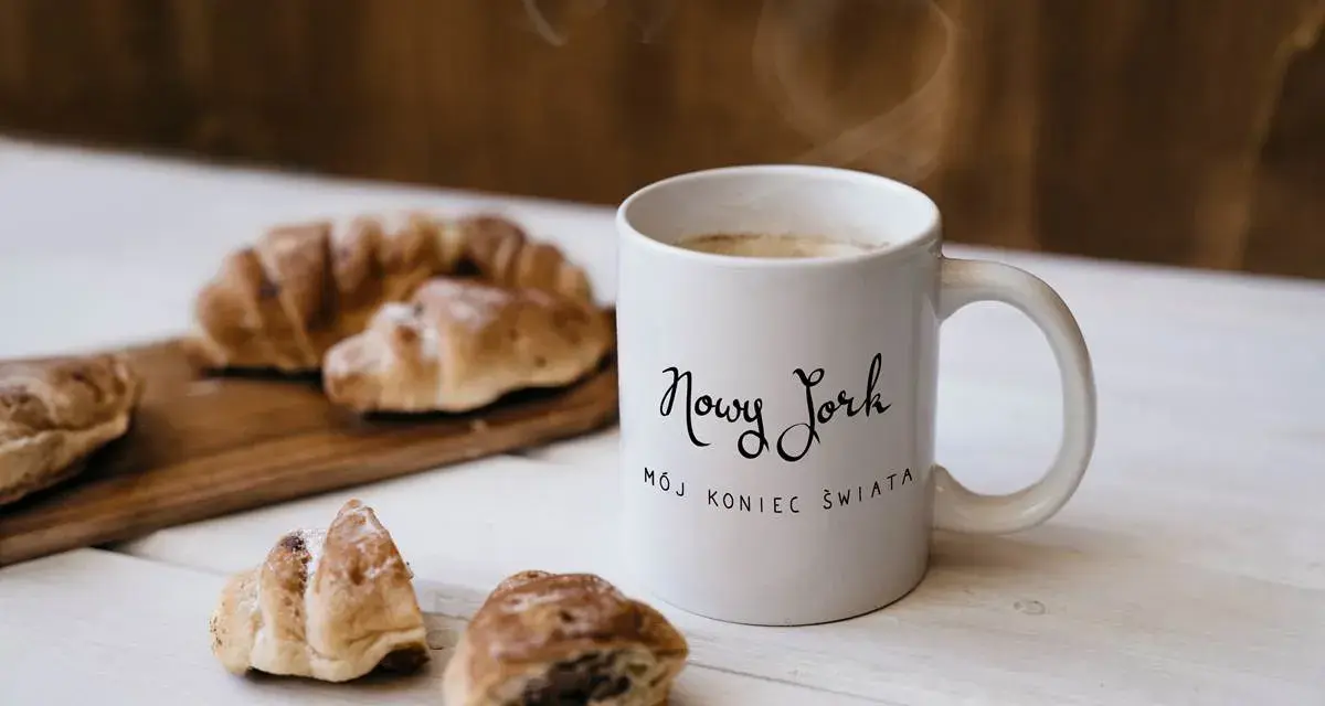 Kawa i croissanty, idealne na śniadanie. Kubek z napisem "Nowy Jork, mój koniec świata" to świetny pomysł, co kupić w USA do Polski.