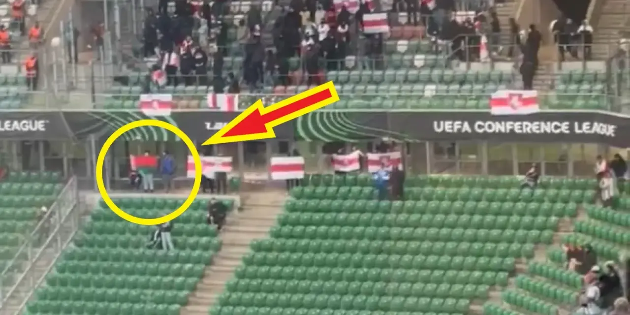 Widzimy jak wygląda flaga Legii: zielono-czerwono-zielona. Kibice na trybunach, część z nich trzyma biało-czerwone flagi.