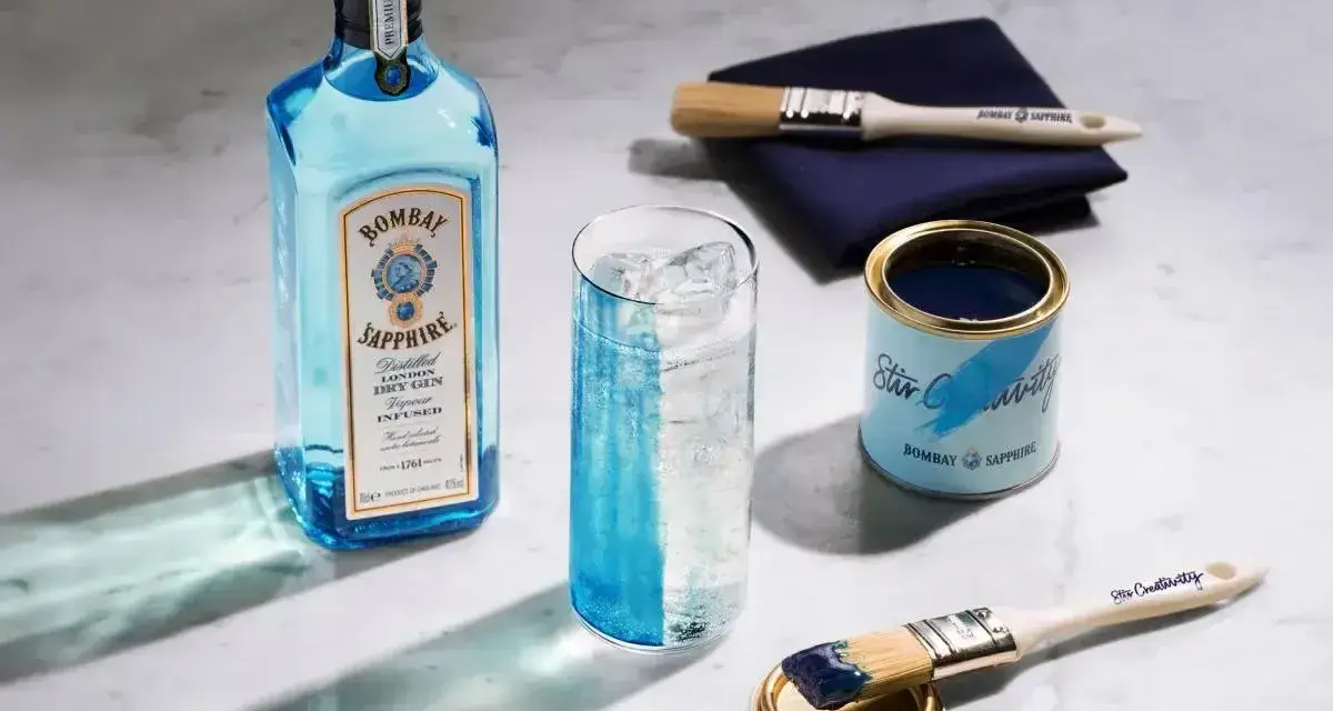 Butelka Bombay Sapphire, szklanka z lodem i drinkiem, puszka z farbą i pędzle. Jak pić blue gin? Stwórz własny drink!