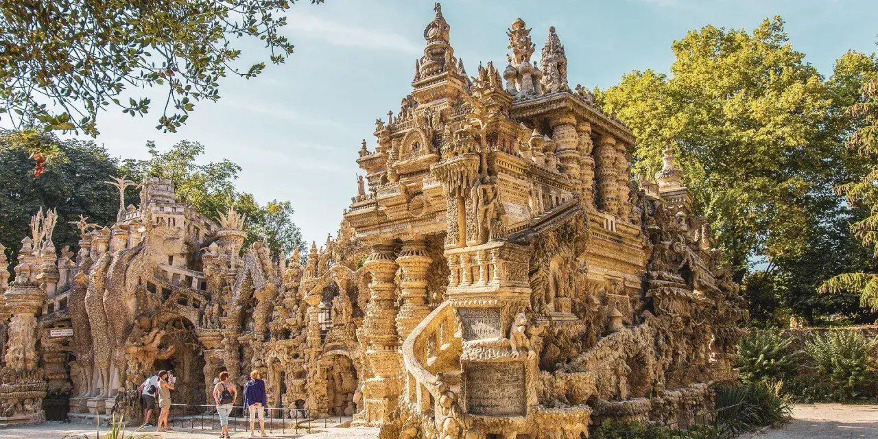 Le Palais Idéal, œuvre de Joseph Ferdinand Cheval, est un château de conte de fées sculpté dans la pierre.