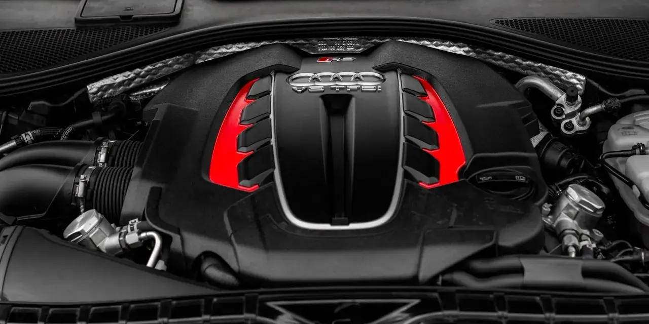 Silnik V8 TFSI, co to znaczy? Potężna jednostka napędowa z czerwonymi akcentami, symbol mocy i inżynierii.