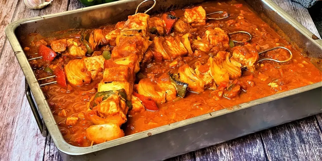 Schaschlikspieße in einer würzigen, tomatigen schaschlik sauce wie im imbiss, mit Paprika und Zwiebeln.