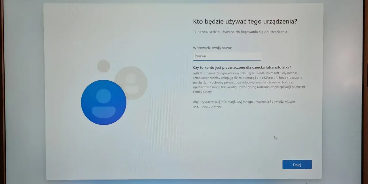 Instalacja Windows 11 bez internetu: ekran wyboru użytkownika. Wpisz nazwę, aby utworzyć konto lokalne.