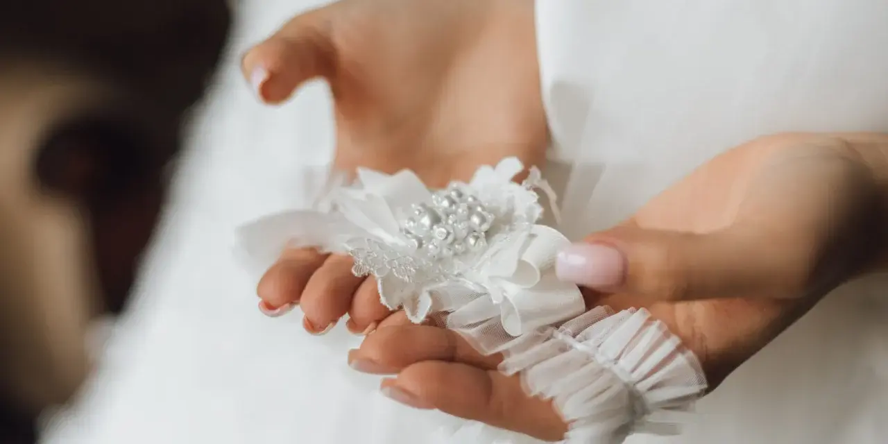 Jakie dodatki do sukni ślubnej, które uczynią Twój look niezapomnianym