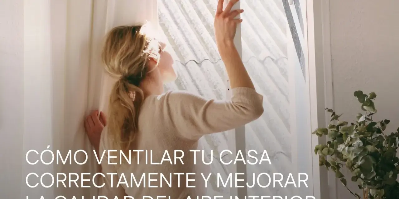 Mujer abriendo ventana para mejorar la **calidad del aire interior**. La luz del sol ilumina su cabello rubio recogido.