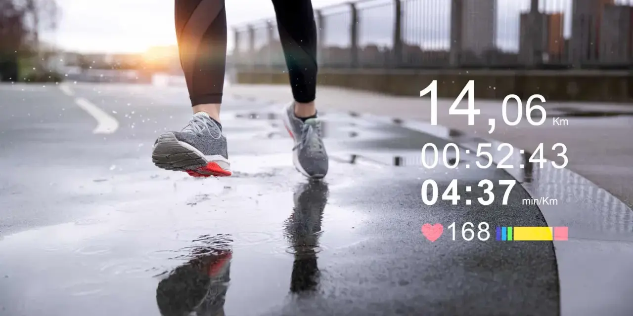 Biegacz pokonuje dystans 14 km w deszczu, monitorując swoje parametry. Czy zbliża się do progu mleczanowego?