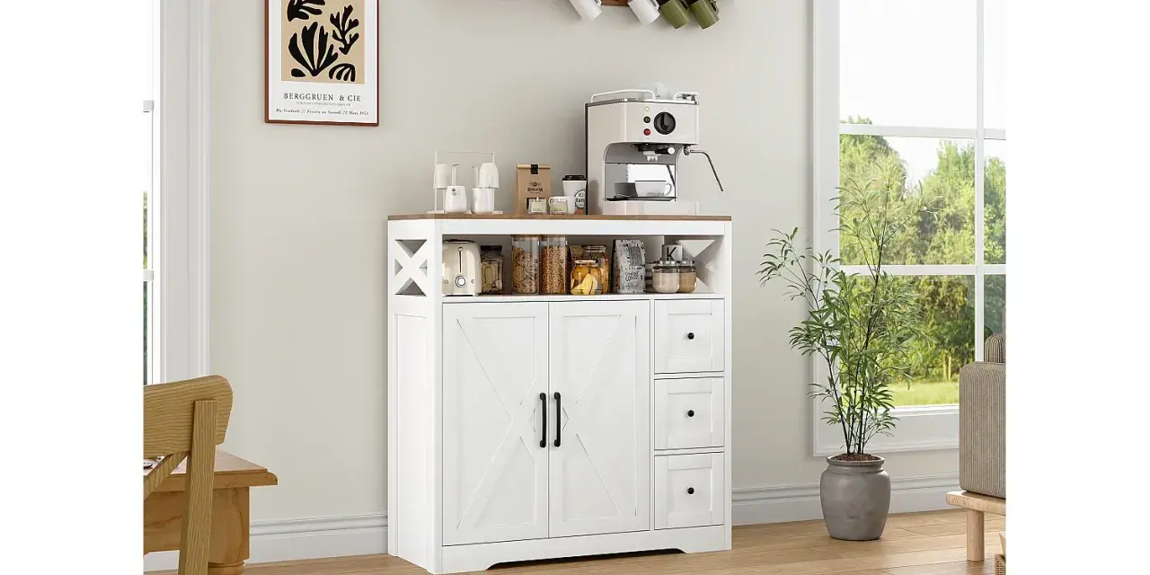 Muebles pintados en blanco y madera, con cafetera y plantas, en una cocina luminosa.
