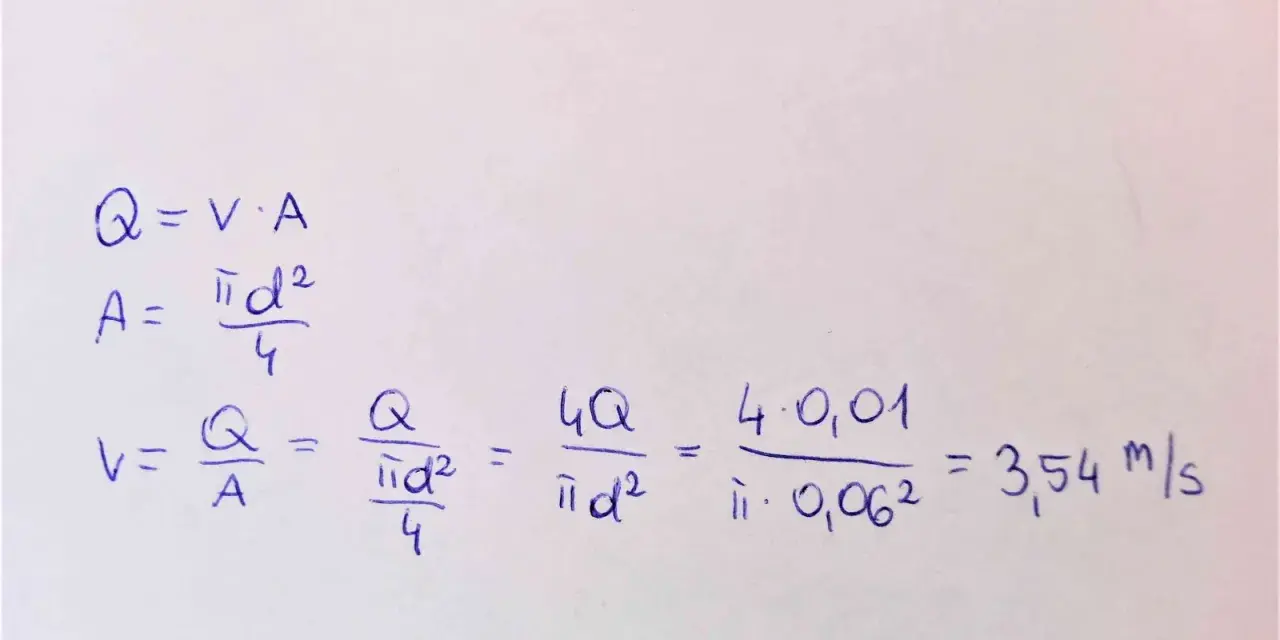 Wzory pokazują, jak obliczyć przepływ powietrza przez rurę: Q=V·A, A=πd²/4, V=Q/A. Obliczenia pokazują wynik 3,54 m/s.