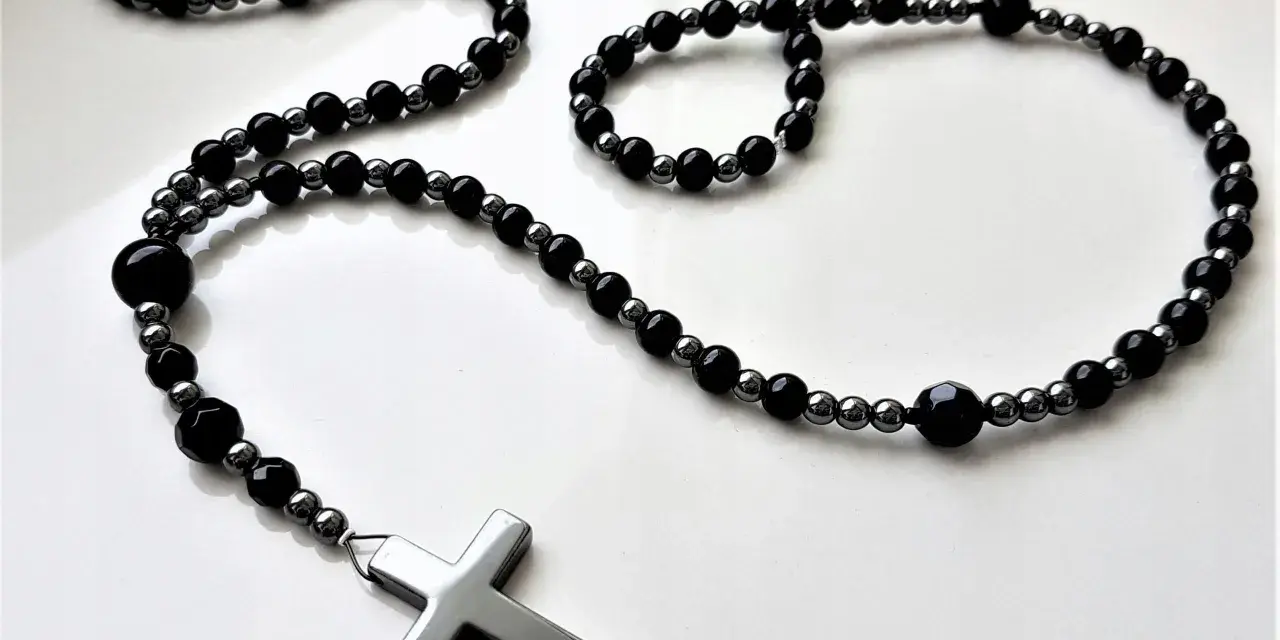 Naszyjnik jak różaniec – elegancka biżuteria z głębokim znaczeniem