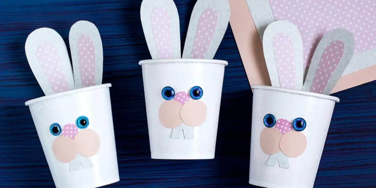 Drei süße Osterhasen-Becher, perfekt für Ostern basteln mit Kleinkindern. Bunte Ohren und lustige Gesichter machen sie zum Hingucker.