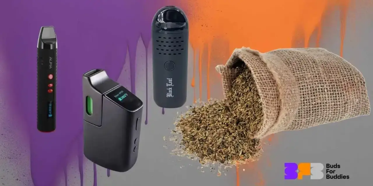 Tres vaper pequeños y una bolsa de hierbas secas, listos para disfrutar.