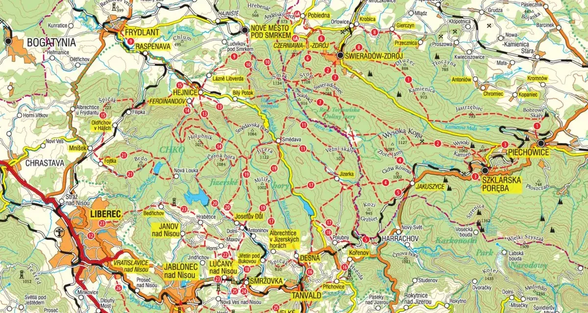 Mapa turystyczna Gór Izerskich z zaznaczonymi szlakami, miejscowościami i wzniesieniami.