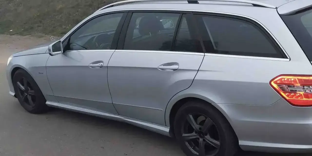 Srebrny Mercedes W212 kombi, idealny do rodzinnych podróży. Zastanawiasz się, jaki silnik wybrać?