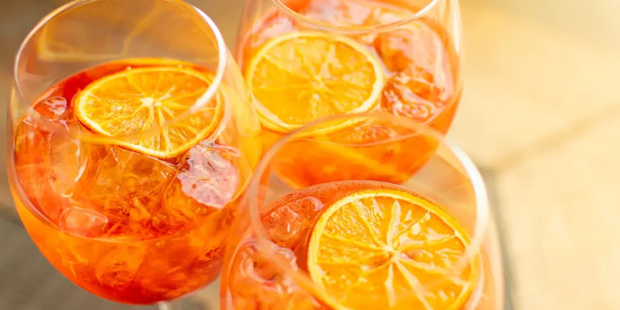 Orzeźwiający Akropolis alkohol z czym pić? Idealnie z plasterkiem pomarańczy i lodem.