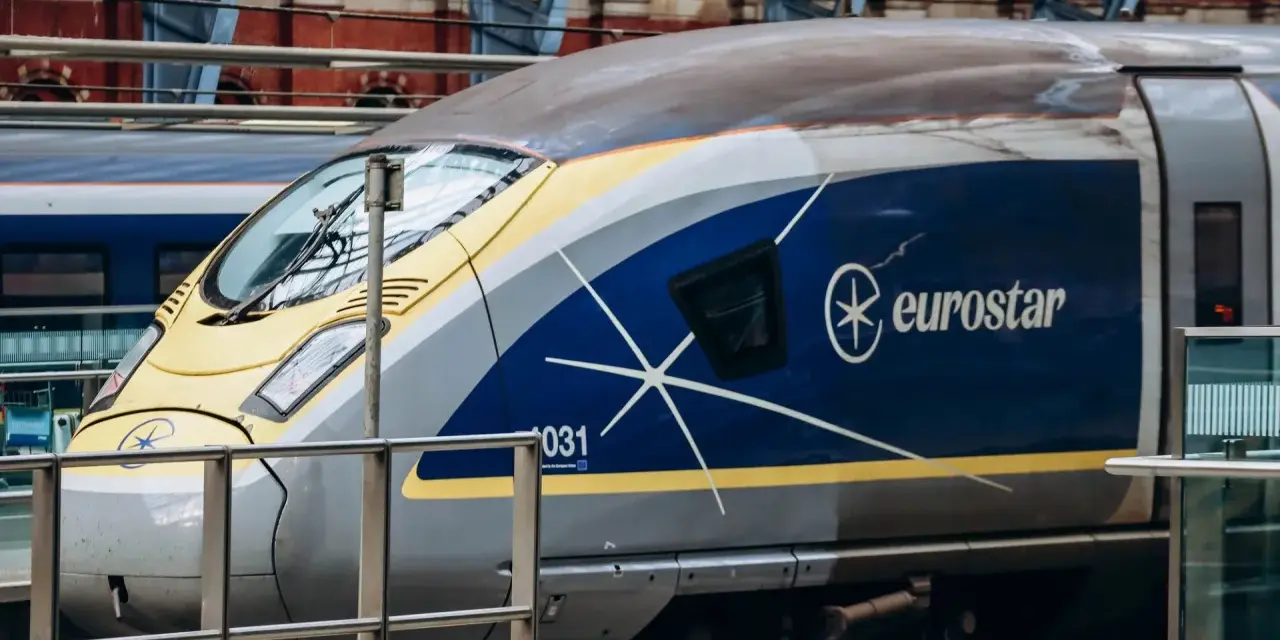 Pociąg Eurostar gotowy do podróży przez Kanał La Manche.