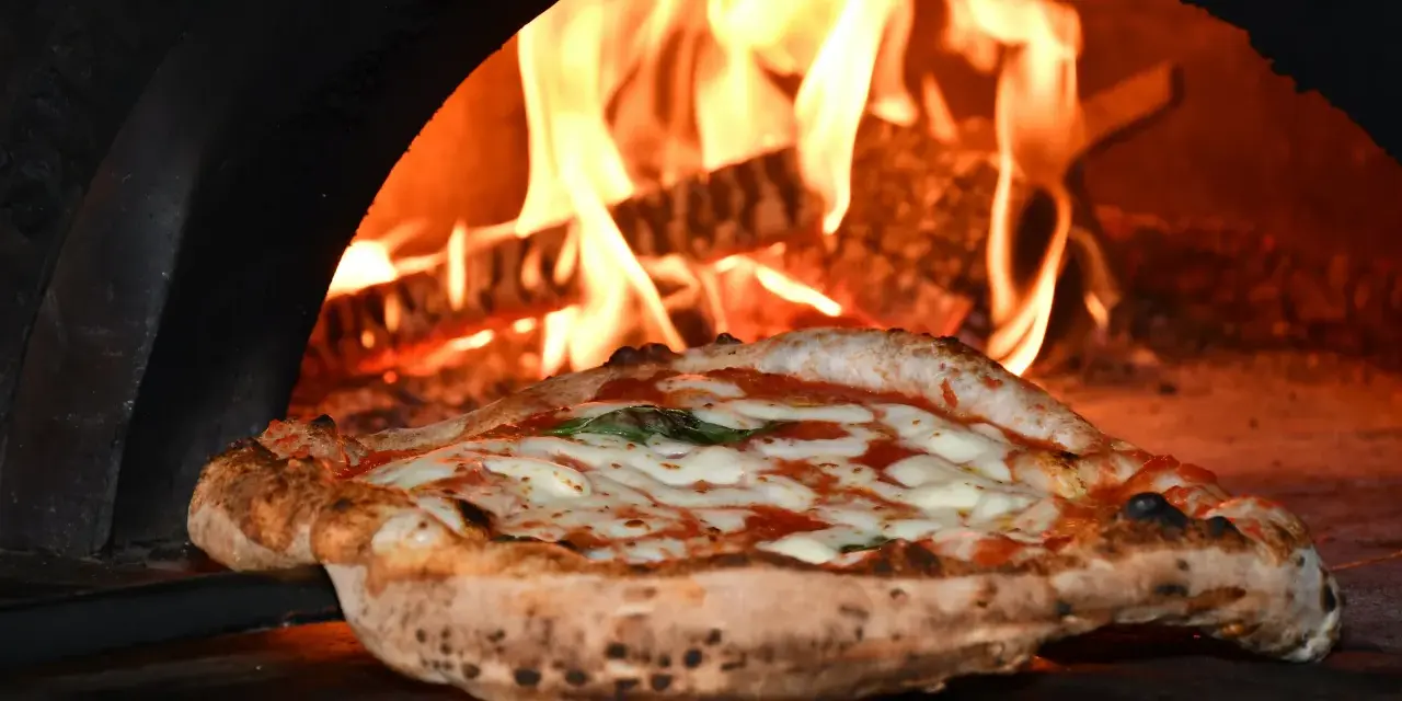 Skąd pochodzi pizza? Od starożytnych placków do globalnego fenomenu.