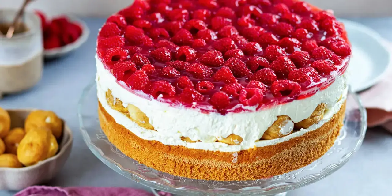 Himmlische Windbeuteltorte mit frischen Himbeeren und Sahne. Ein Traum für jeden Anlass, das Windbeuteltorte Rezept ist einfach!