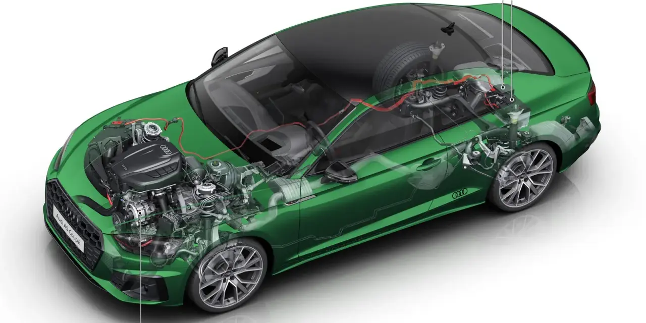 Przekrój zielonego Audi z widocznym silnikiem, elementami układu hybrydowego 48V i podzespołami.