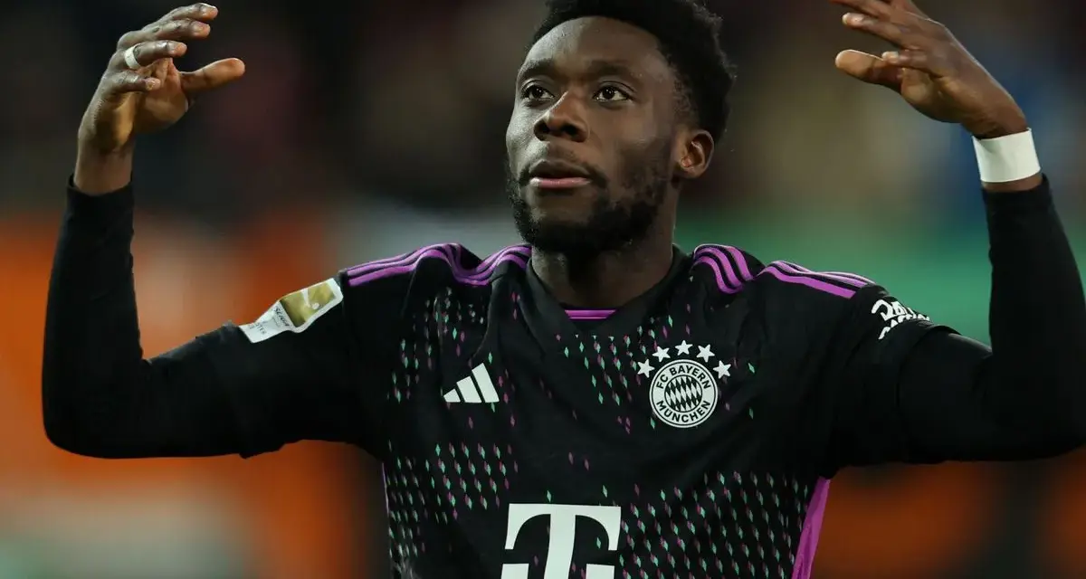 Alphonso Davies, jugador del Bayern de Múnich, celebra con las manos en alto.