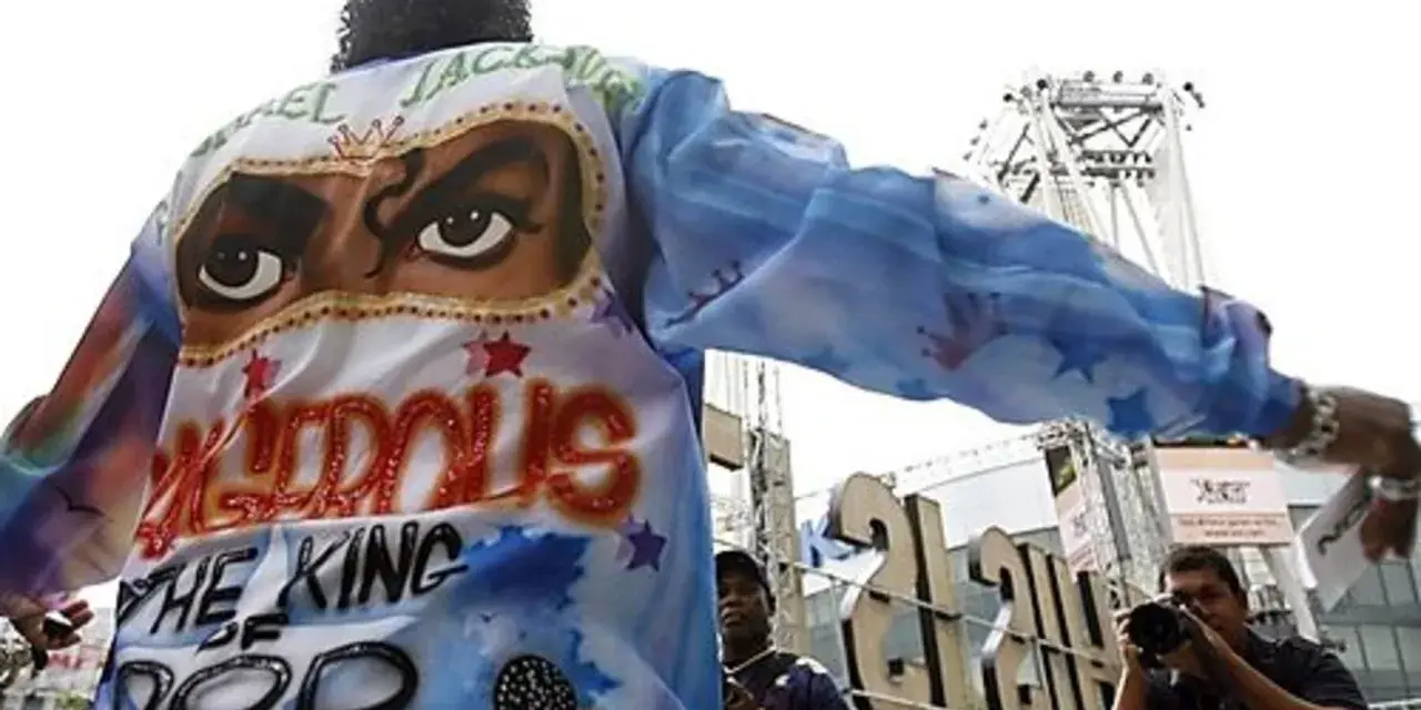 Michael Jackson 2009: Ein Fan trägt eine Jacke mit dem Gesicht des King of Pop und der Aufschrift "The King of Pop".