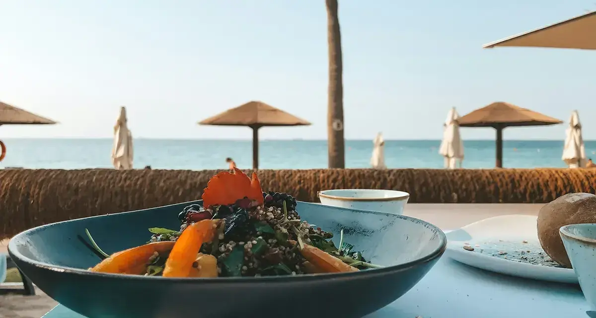 Pyszna sałatka z owocami i ziarnami, idealna na lunch w stylu full board plus nad morzem.