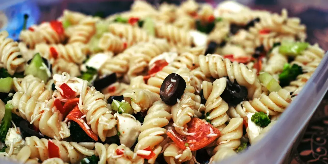 Bunter Nudelsalat mit Oliven, Paprika und Brokkoli – eine köstliche Idee für leichte salat rezepte.