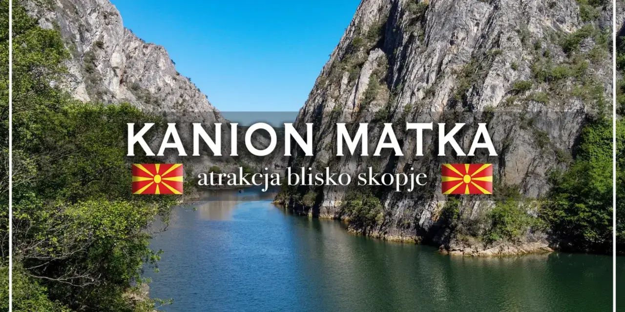 Kanion Matka, malownicza atrakcja blisko Skopje, z wodą odbijającą skaliste zbocza i błękitne niebo.