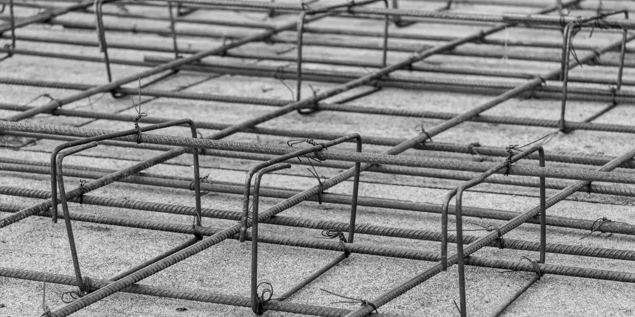 Siatka zbrojeniowa płyty fundamentowej, gotowa do zalania betonem. Stalowe pręty tworzą solidną konstrukcję.