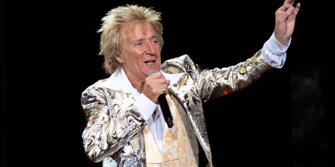 Rod Stewart rockt die Bühne in Berlin mit seinem glitzernden Jackett und voller Energie.