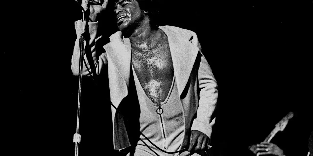 James Brown, der Godfather of Soul, singt mit voller Leidenschaft. Seine Musikrichtung, Funk, ist voller Energie.
