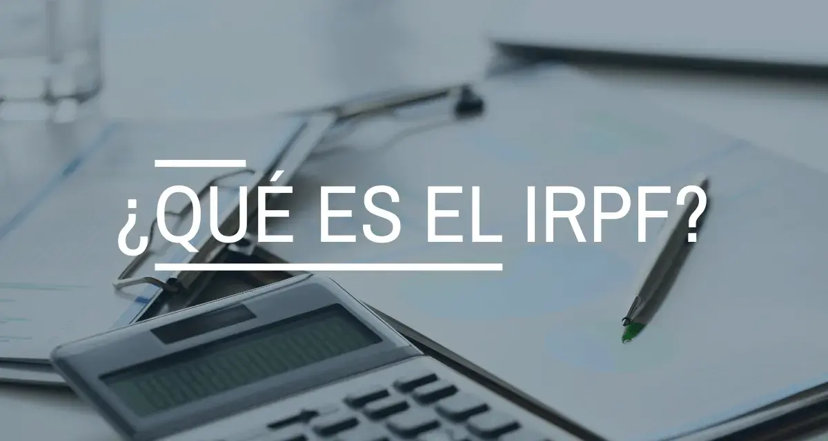 Calculadora y bolígrafo sobre documentos. El texto principal es "¿Qué es el IRPF?", una clave para entender tus finanzas.